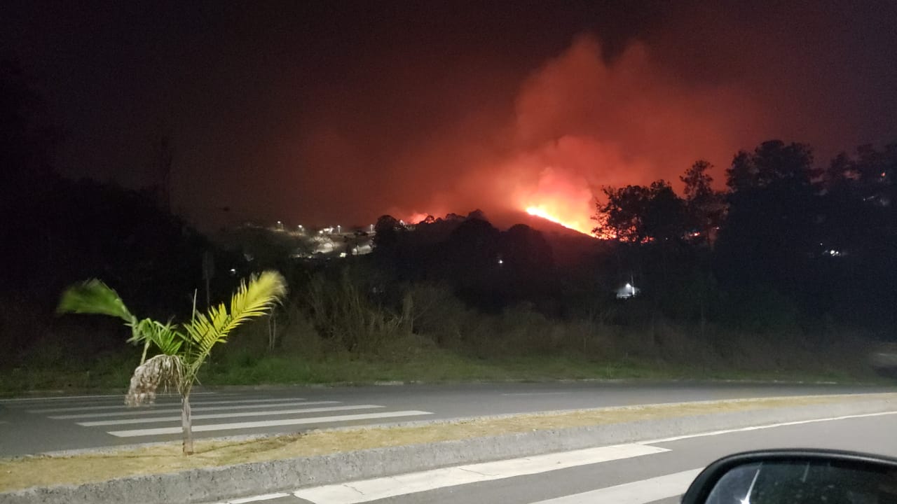 ​Incêndio na Serra de São José entra no terceiro dia de combate; área atingida já passa de 700 hectares