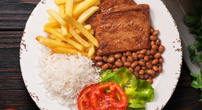 ​Simples e Nutritivo: arroz com feijão é reconhecido como um dos pratos mais saudáveis do mundo