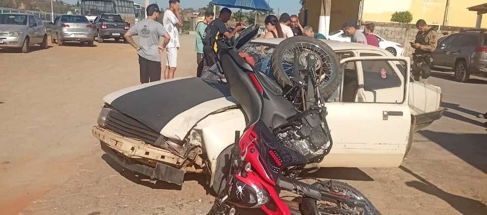 Jovem morre após acidente entre carro e moto em Prados