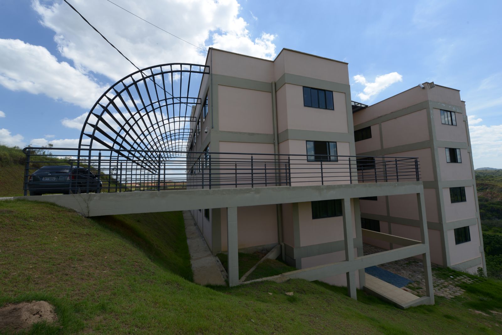 ​UFSJ afasta cautelarmente estudante após denúncia de invasão a apartamento feminino