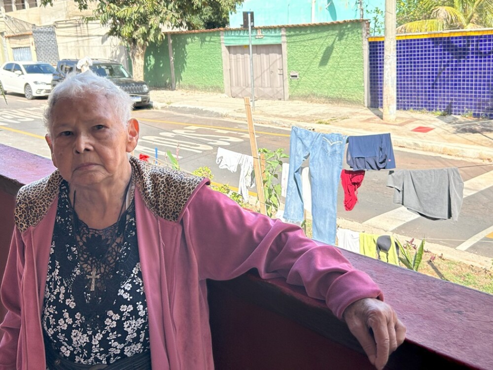 ​Mineira de 90 anos monta varal solidário para aquecer pessoas carentes em BH