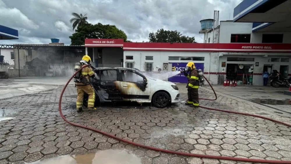 ​Bombeiros controlam incêndio em carro em posto de combustível em Santa Cruz de Minas