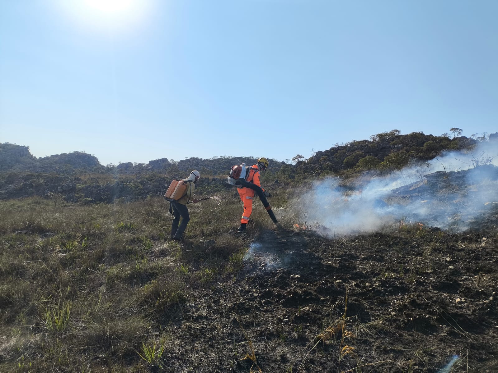 ​Bombeiros e brigadistas combatem incêndio de grandes proporções na Serra de São José