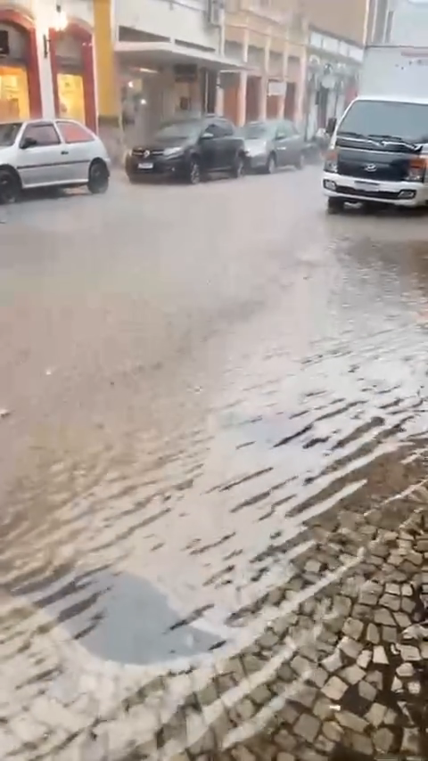 ​Chuvas intensas provocam alagamentos, danos e críticas de vereadores em São João del-Rei