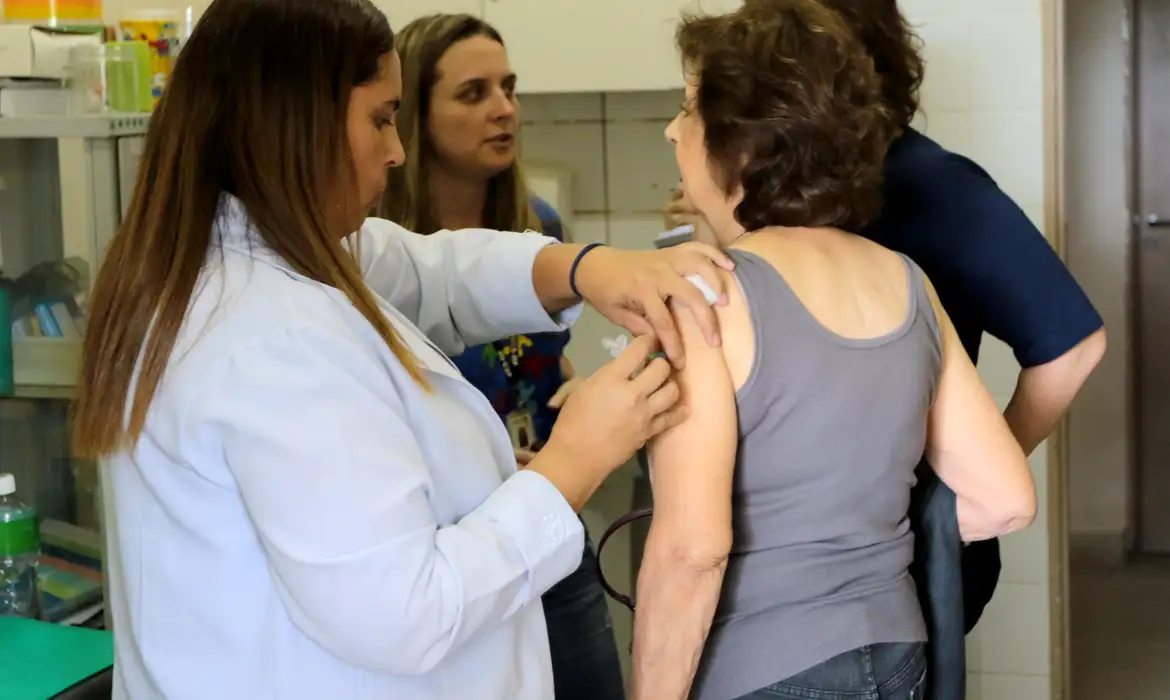 ​SUS amplia vacinação contra pneumonia para idosos com 85 anos ou mais