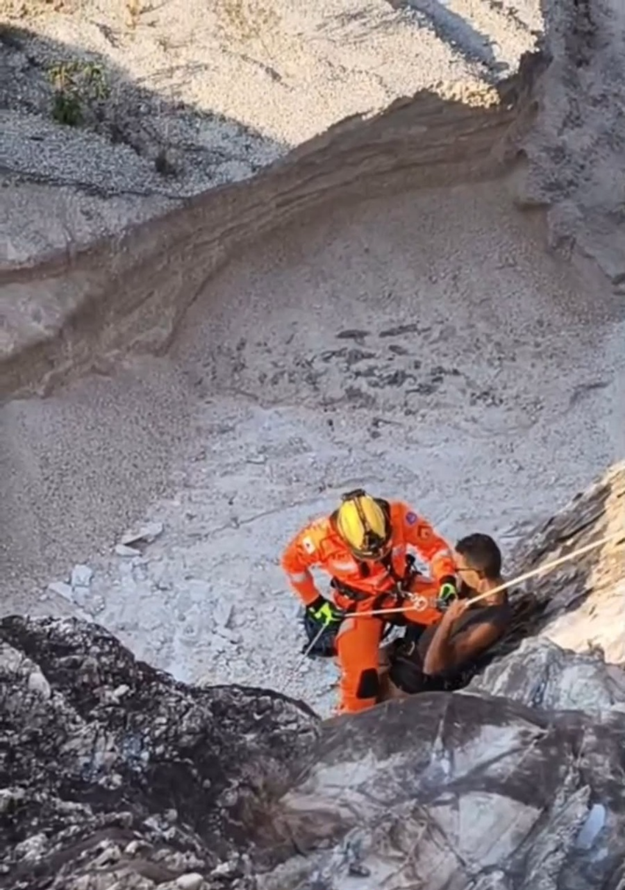 ​Bombeiros resgatam homem preso em paredão na Serra de São José