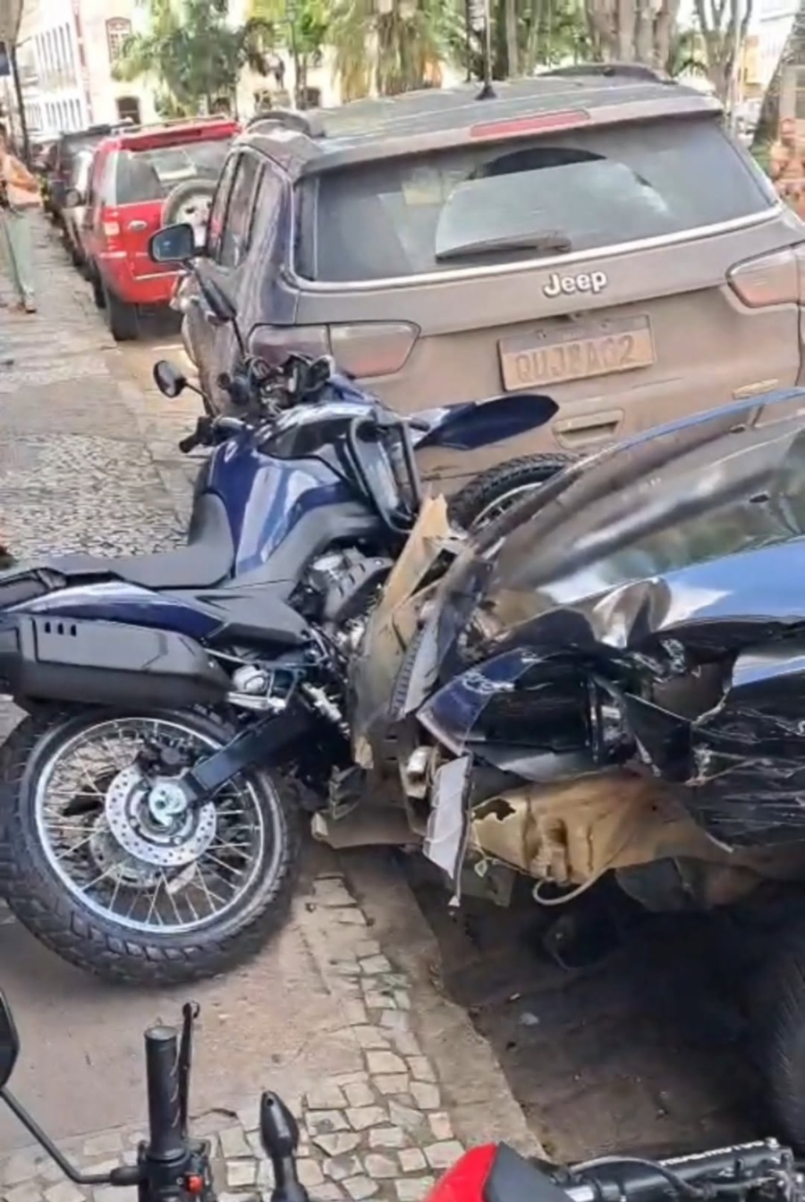 ​Motorista é preso após colidir com vários veículos no Centro de São João del-Rei