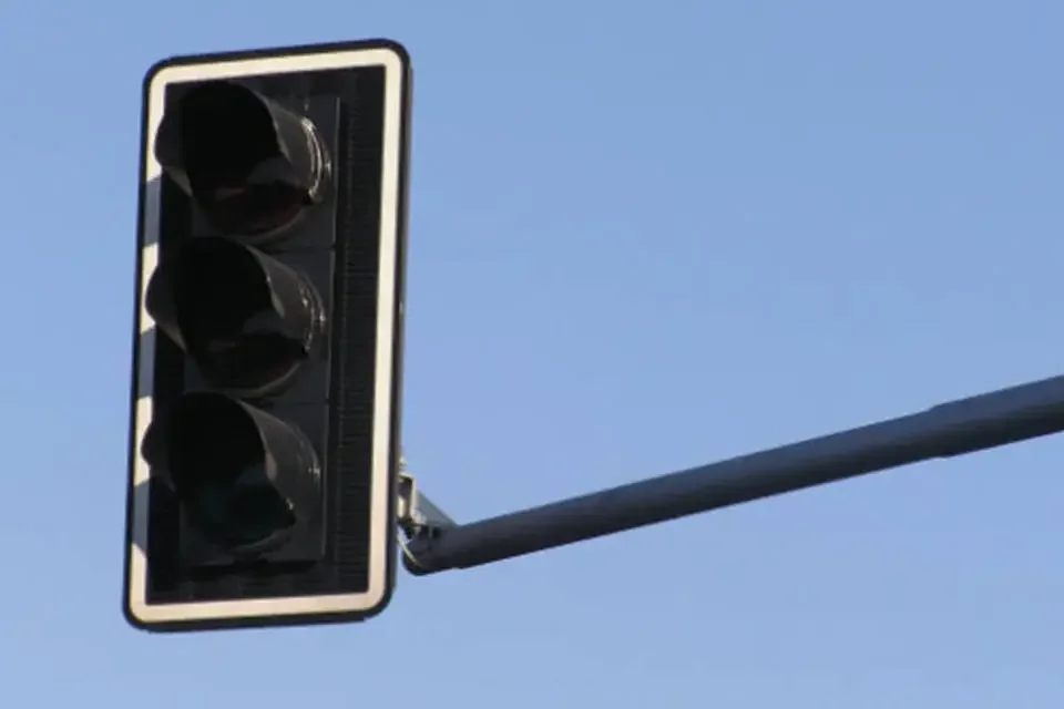 Semáforos permanecem desligados em dois cruzamentos de São João del-Rei