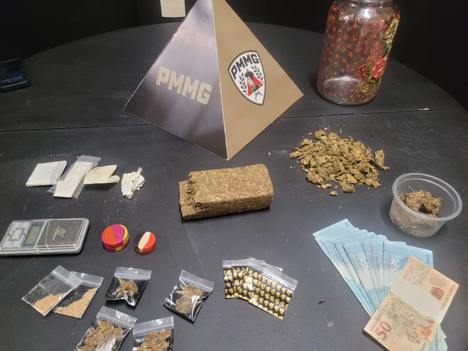 ​Polícia Militar prende jovem por tráfico de drogas no bairro Cascalho