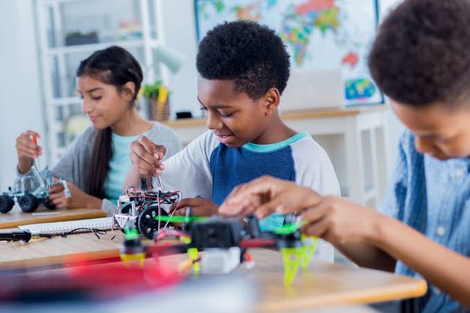 ​Eleva Educacional promove oficinas gratuitas de robótica e programação em São João del-Rei