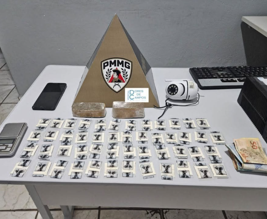 ​PM apreende dois tabletes de maconha e 49 papelotes de cocaína e prende dois homens por tráfico em Dores de Campos