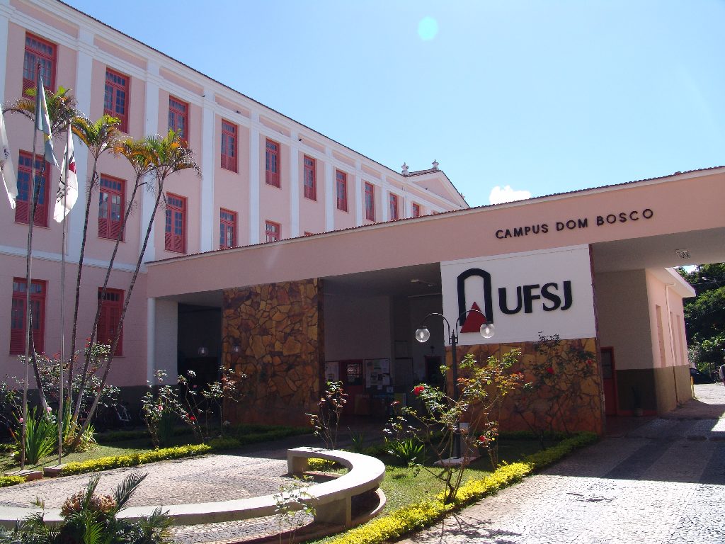 ​UFSJ abre concurso com 20 vagas para professor e salários de até R$ 13,2 mil
