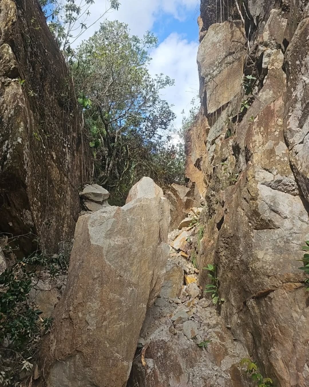 ​Deslizamento é registrado na Trilha do Canal dos Ingleses e acende alerta em São João del-Rei