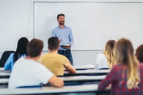 ​UFSJ abre nove vagas para professores substitutos com salários de até R$ 8,3 mil