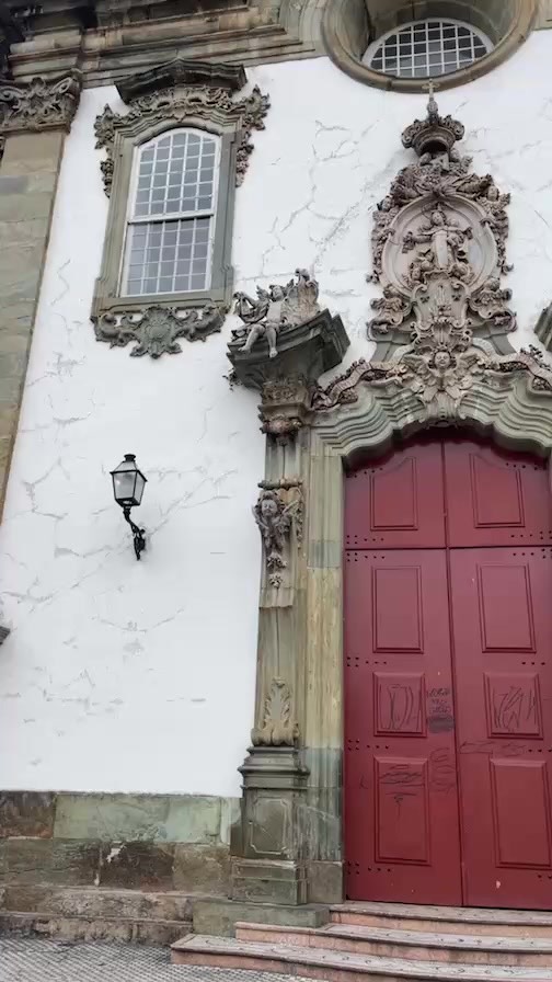 ​Porta da Igreja do Carmo é pichada durante a madrugada em São João del-Rei