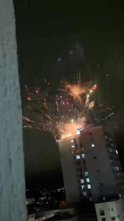 ​Fogos de artifício atingem prédio durante procissão e assustam moradores em São João del-Rei
