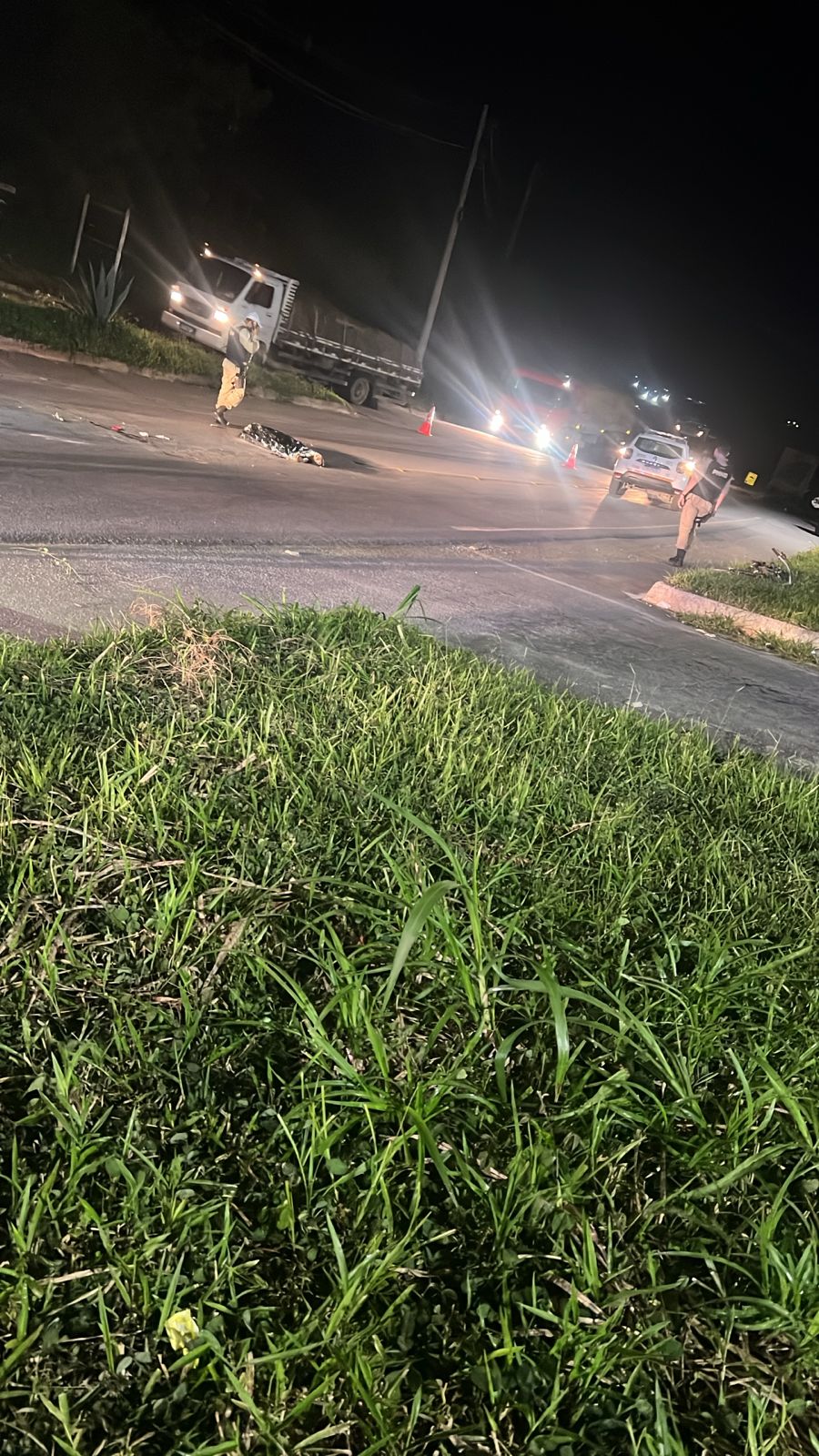 ​Dois jovens morrem após acidente envolvendo bicicleta e caminhão na BR-265, em São João del-Rei